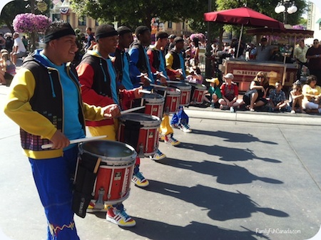 Disneyland_Mickey's_Soundsational_Parade