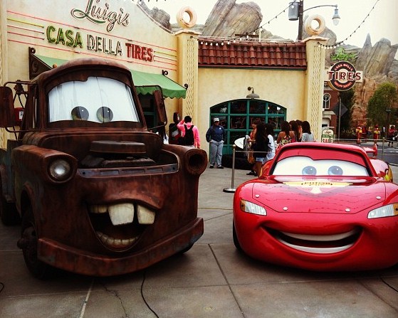 カーズランドディズニーランドカリフォルニアアドベンチャーのルイジスカサデルタイヤのMater＆Lighting