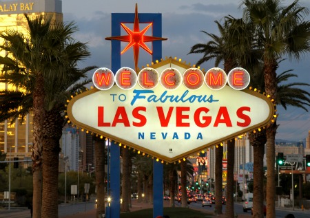 Знак "Добро пожаловать в Лас-Вегас" на Лас-Вегас-Стрип