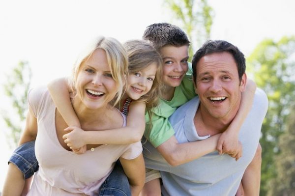 Glückliche Familie zusammen