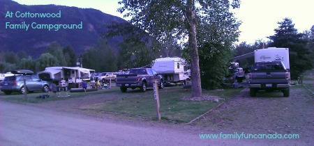 campamento de álamo en el lago Shuswap de BC