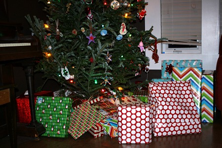 Wow No Christmas Presents Under Tree 2022 Christmas Wrapping Traditions: How Does Santa Leave Gifts Under Your Tree?