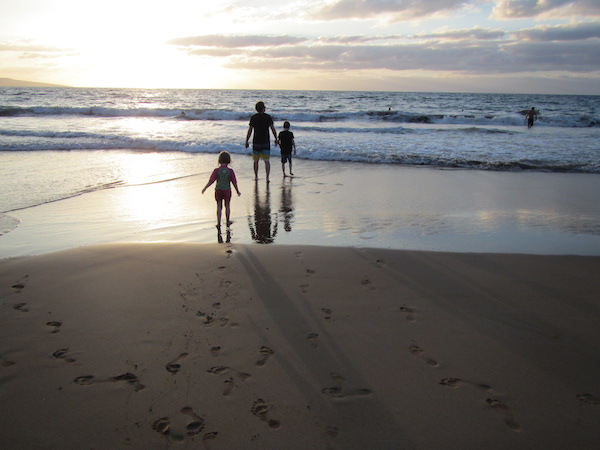 Maui avec des enfants au coucher du soleil du Fairmont Kea Lani sur la plage de Polo