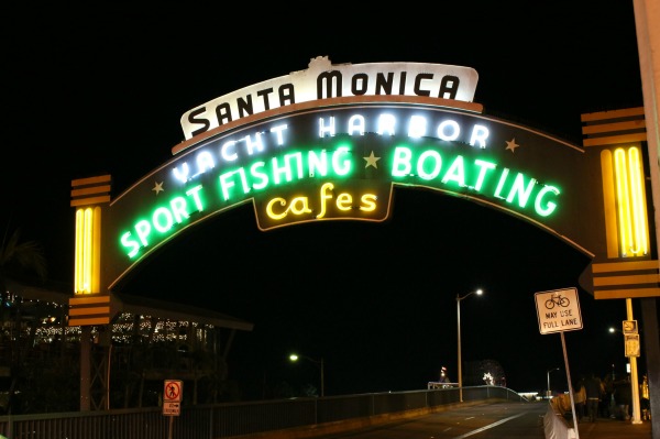 O cais de Santa Monica à noite