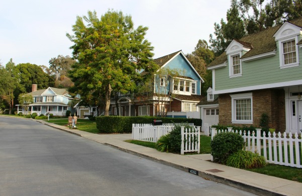 Wenn Sie jemals ein Desperate Housewive-Fan wie ich waren, erkennen Sie vielleicht die Wisteria Lane in den Universal Studios.