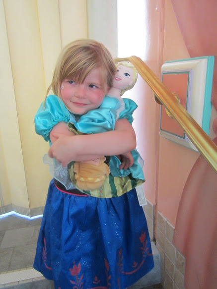 Disneyland_Frozen_Elsa_Doll
