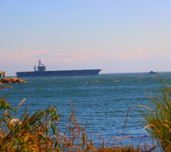 USS Nimitz en el puerto de Esquimalt