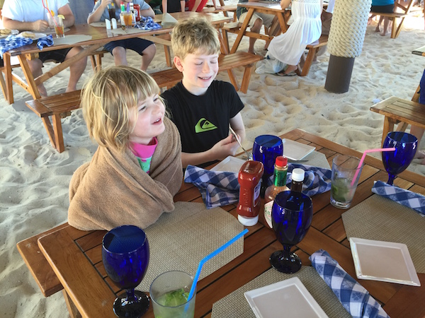 Faça um piquenique à beira-mar no Barefoot Beach Grill em mesas de piquenique na areia. Você pode pedir sua refeição de piquenique à la carte, mas ainda assim enterrar os dedos dos pés na areia. Costelas incríveis e frango condimentado vivem aqui.