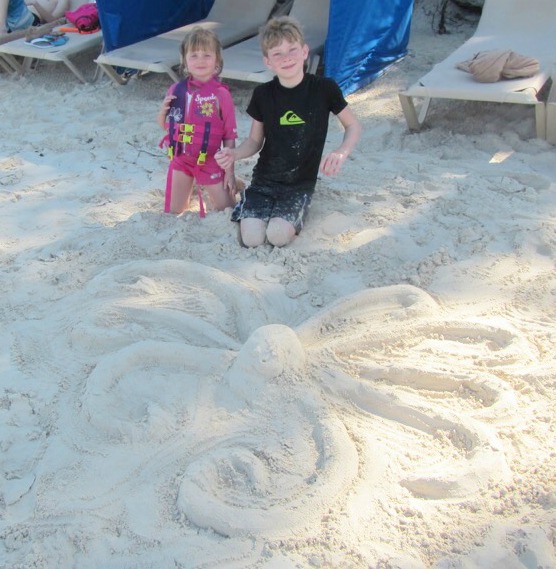 Стройте замки из песка (или осьминога!) на пляже. Если вы хотите продемонстрировать свои навыки, вы можете принять участие в дружеских соревнованиях по замкам из песка.
