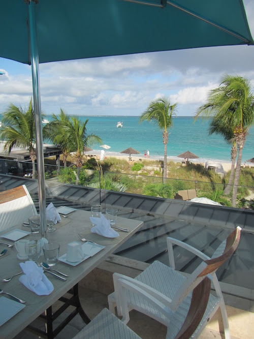 Dînez au restaurant Sky. De loin la meilleure vue sur la plage de n'importe où sur le complexe. Montez l'escalier en colimaçon devant le lustre en bouteille de verre jeté par la mer pour avoir une vue aérienne de l'océan. Ouvert aux familles au petit-déjeuner, fermé le midi et devient une expérience culinaire réservée aux adultes le soir. Les deux repas sont à la carte. Situé à Key West Village.