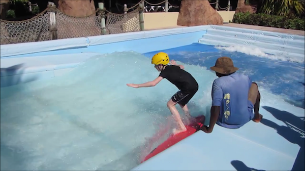 빠른 서핑 강습을 받고 놀라운 파도를 타볼 수 있는 Pirates Island의 Surf Simulator.