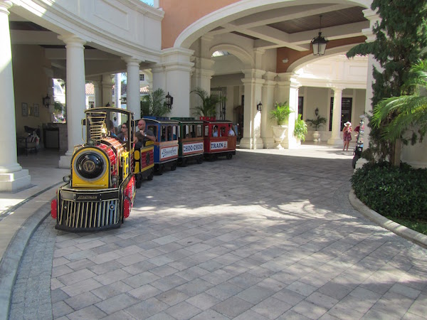 Faites un tour dans le train choo choo de la station. Départ toutes les 30 minutes de chacun des halls du village (sauf Key West).