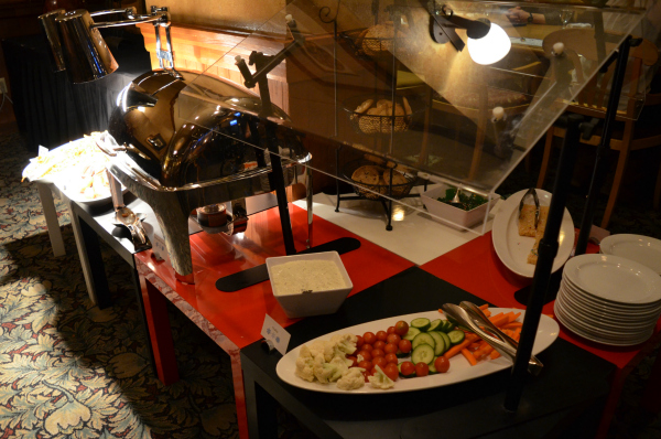 孩子们喜欢在卡纳纳斯基斯的 Delta Lodge 的 Fireweed Grill 提供儿童大小的自助餐。