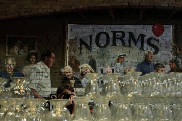 El espejo sobre el bar antiguo en Norm's News en Kalispell, MT.