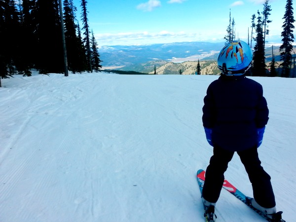 在靠近 Lakeside MT 的 Blacktail Mountain 滑雪区滑雪伟大的学习者。