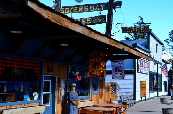 Somers Bay 咖啡馆和 Slits Hardware - 位于蒙大拿州萨默斯的古朴美式咖啡店。