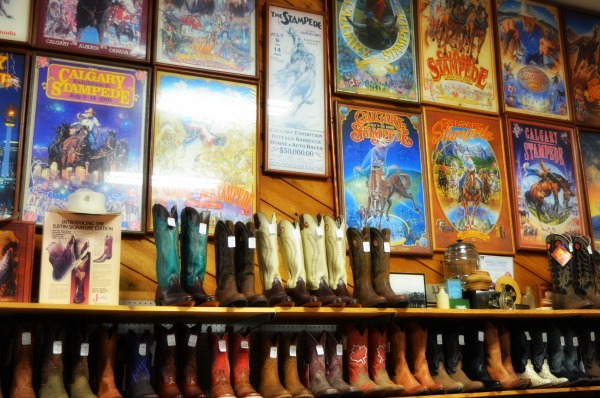 蒙大拿州卡利斯佩尔 Western Outdoor 的牛仔靴和 Calgary Stampede 海报。