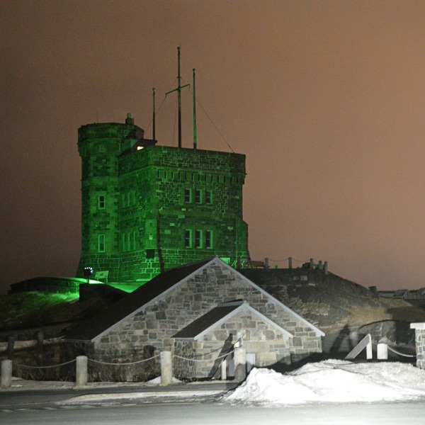 綠燈！ 為聖帕特里克節 Cabot Tower 綠色環保