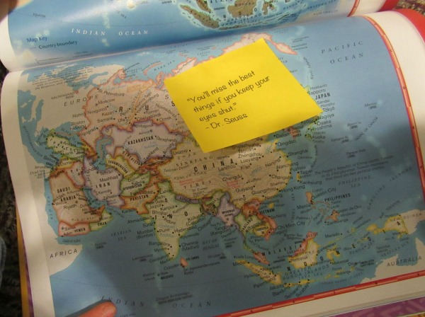 Dr Seuss Library Scavenger Hunt cita inspiradora en libro de mapas