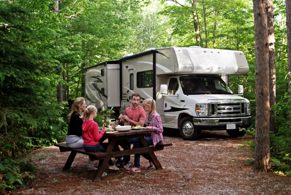 房车露营在森林里。 GoRVing.ca！