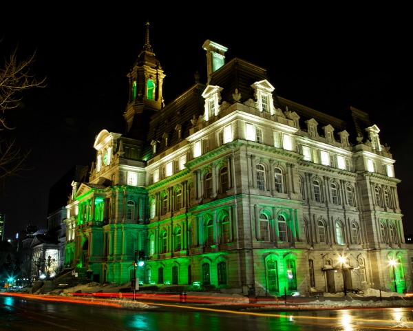Lumière verte! Passez au vert pour la Saint-Patrick Hôtel de Ville de Montréal