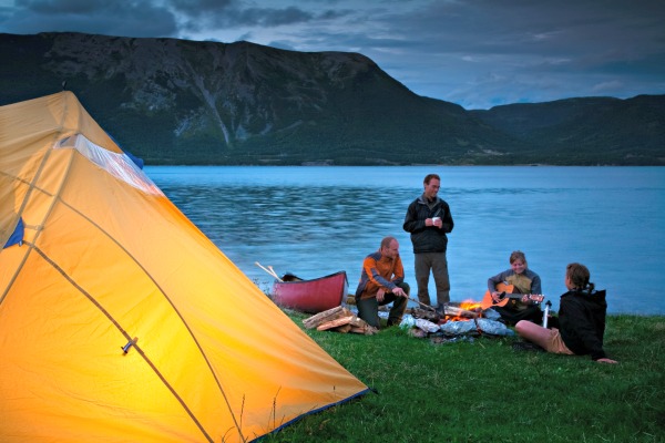 Visitors at Lomond Campground on Bonne Bay at night. / Des visiteurs au terrain de camping Lomond sur Bonne Bay au crépuscule.