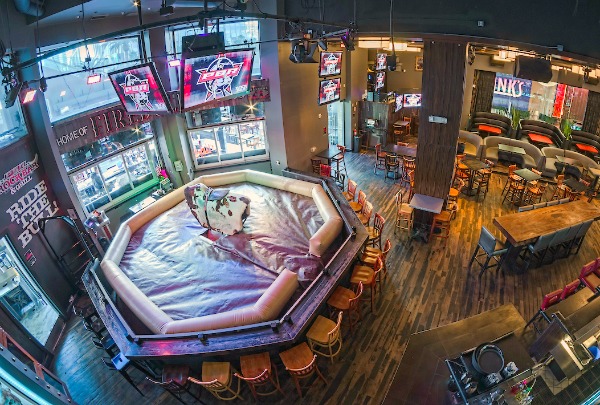 ¡El Bull Riding Pit en el PBR Rock Bar es imprescindible cuando las mamás se relajan en Las Vegas!