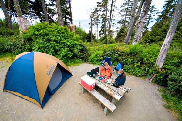 Os campistas desfrutam de um piquenique no Green Point Campground, Pacific Rim National Park Reserve do Canadá.