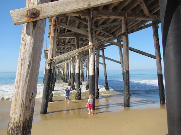 Spielen unter dem Newport Pier in Newport Beach