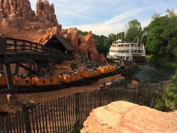 Disney Big Thunder Mountain et bateau fluvial