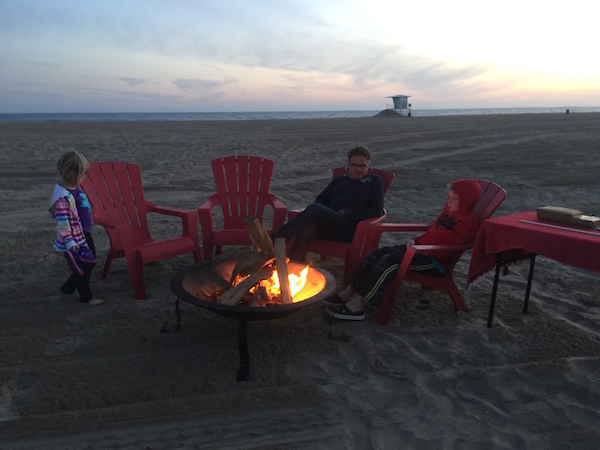 Feu de joie sur la plage de Huntington Beach s'mores