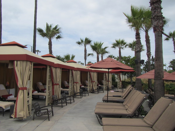 Cabines au bord de la piscine du Hyatt Regency Huntington Beach