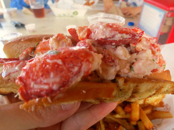 O que fazer na Ilha do Príncipe Eduardo - Coma um Richards Lobster Roll!