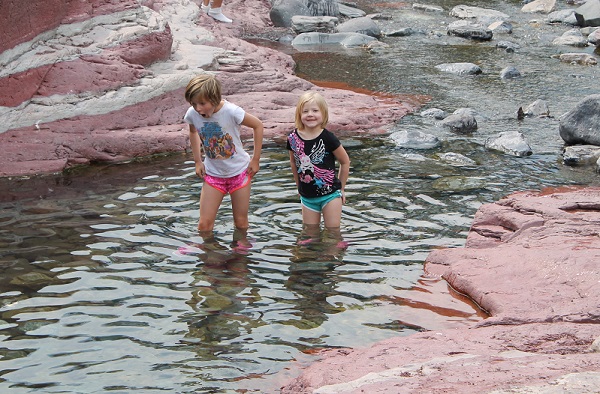 Waterton Alberta에서 Red Rock Canyon을 즐기는 소녀들