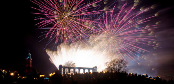 Hogmanay-Feuerwerk Besuchen Sie Schottland