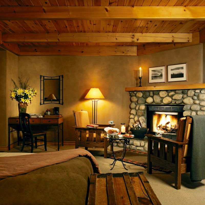 班夫 Buffalo Mountain Lodge 房间内的壁炉。 照片©lemermeyer