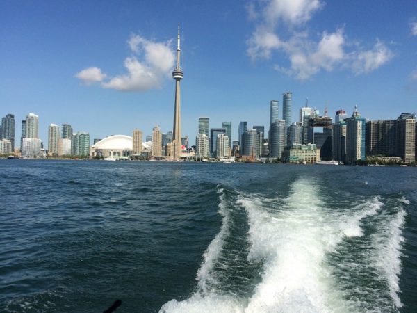 Vista do horizonte de Toronto da balsa