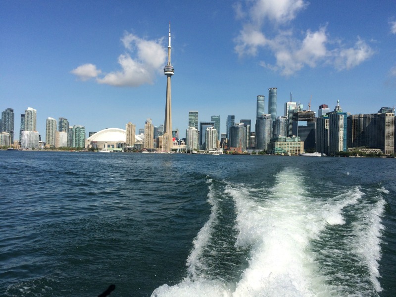 Blick von der Fähre auf die Skyline von Toronto