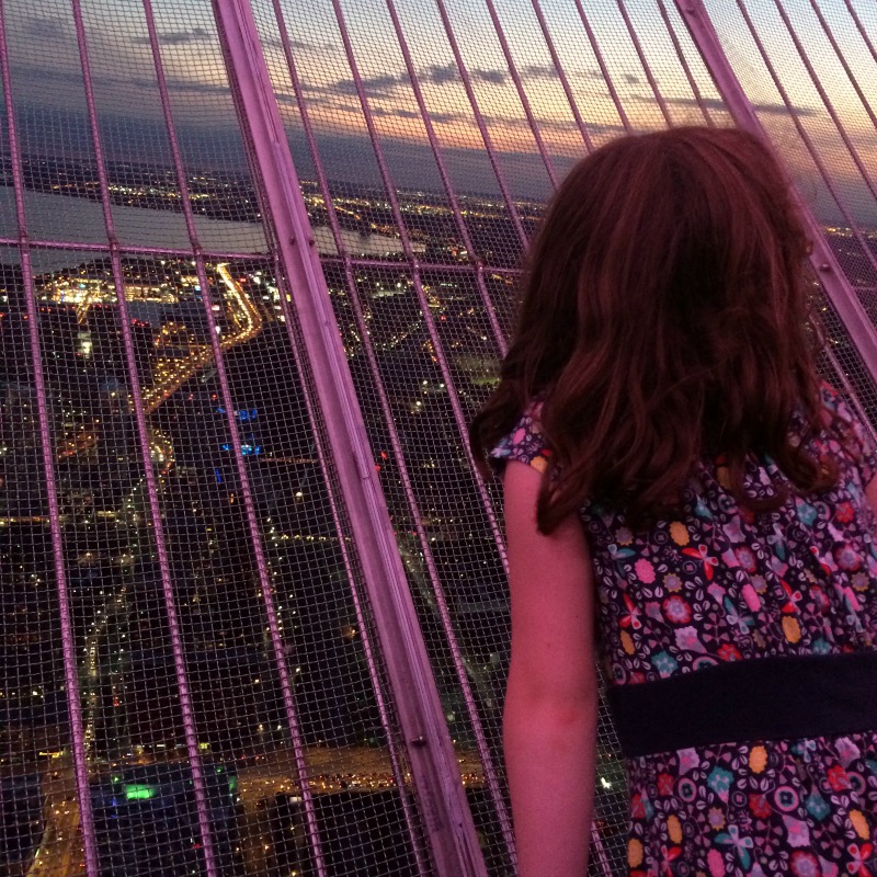 Au sommet de la tour CN de Toronto au crépuscule