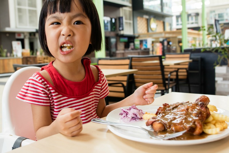 オールインクルーシブバケーションを予約する前に必要な8つの答え-小さな女の子が食べる