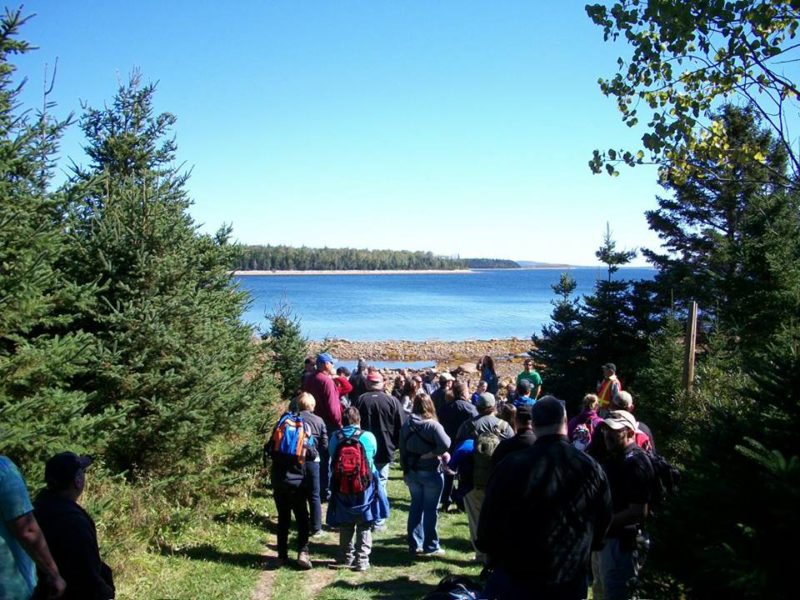 Amis d'Oak Island Tour Group explorant le mystère d'Oak Island