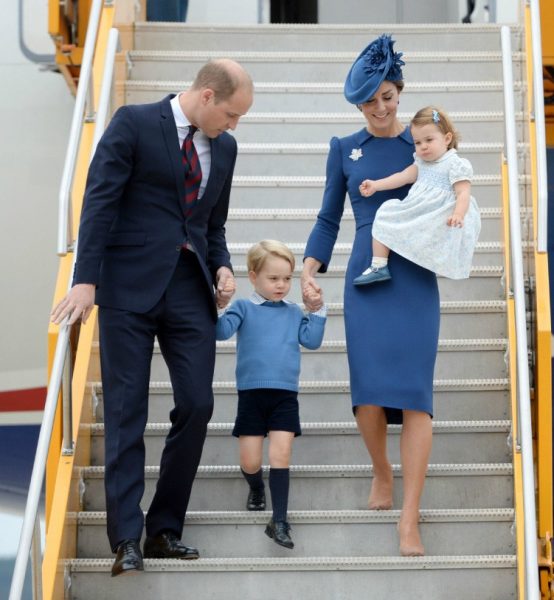 ڈیوک اور ڈچز آف کیمبرج، اپنے بچوں پرنس جارج اور شہزادی شارلٹ کے ساتھ وکٹوریہ، بی سی، ہفتہ، 24 ستمبر، 2016 کو پہنچتے ہی ہوائی جہاز سے اترے۔ کینیڈین پریس/جوناتھن ہیورڈ