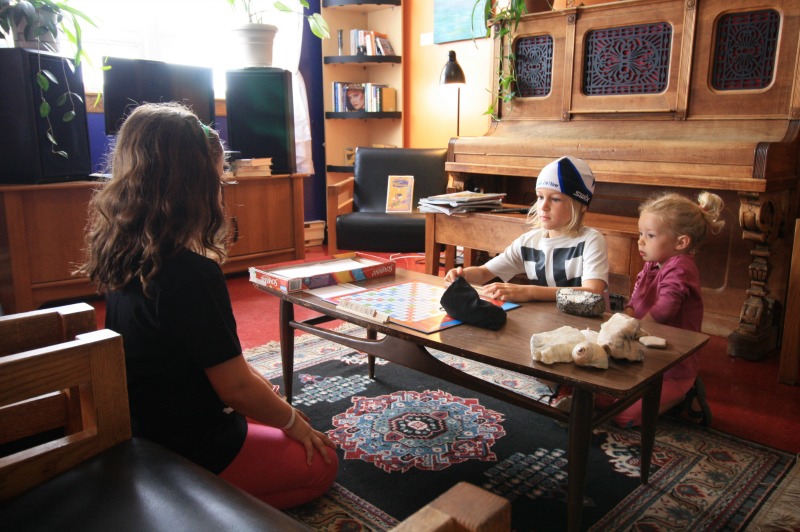 5 razones para hospedarse en un albergue juvenil en sus próximas vacaciones familiares/juego de Scrabble en Park Du Gros Cap. Foto por Helen Earley