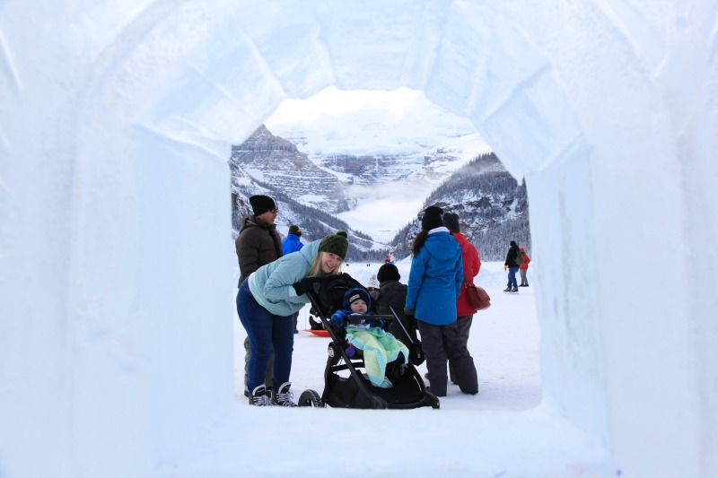 12 kanadische Dinge, die Sie diesen Winter tun sollten - Schauen Sie durch das eisige Fenster auf das Eisschloss