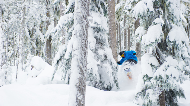 12 cosas canadienses para hacer este invierno: esquí o snowboard durante todo el invierno, ¡y hasta bien entrada la primavera también! Foto - Whistler.com