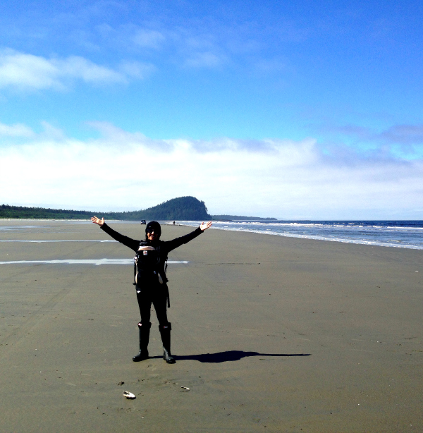 海達瓜伊北部海灘的海灘和穿著盛裝的嬰兒。