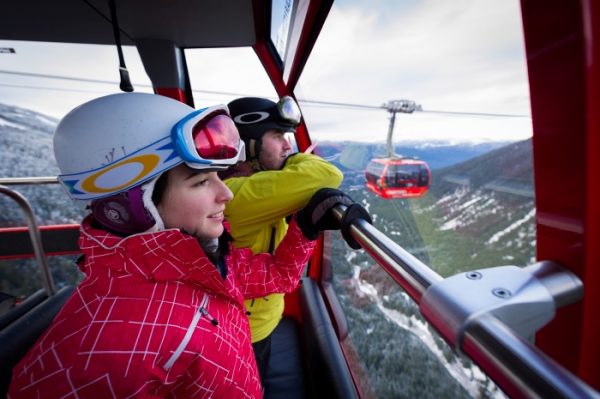 Montar en la góndola de pico a pico en Whistler Blackcomb