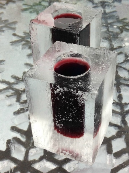 Caribou dans des verres de glace à l'Hôtel de Glace de Québec