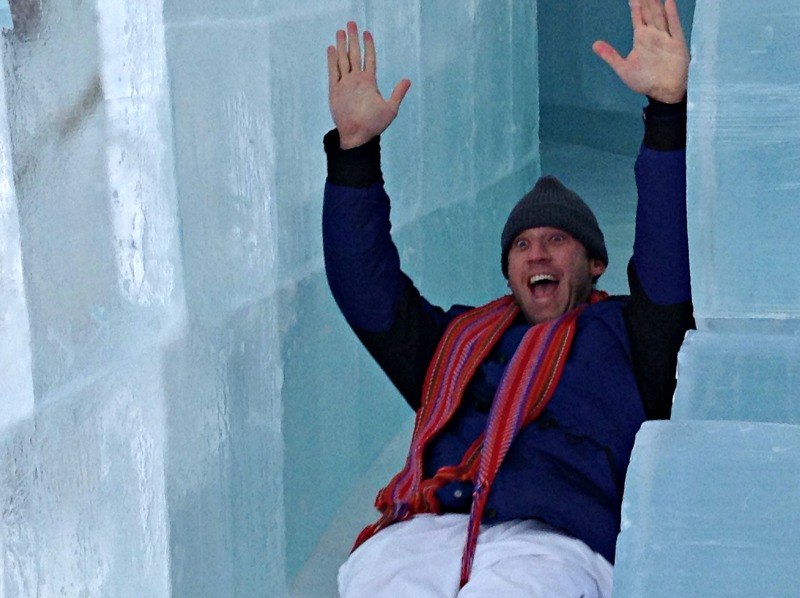 Toboggan intérieur de l'hôtel de glace