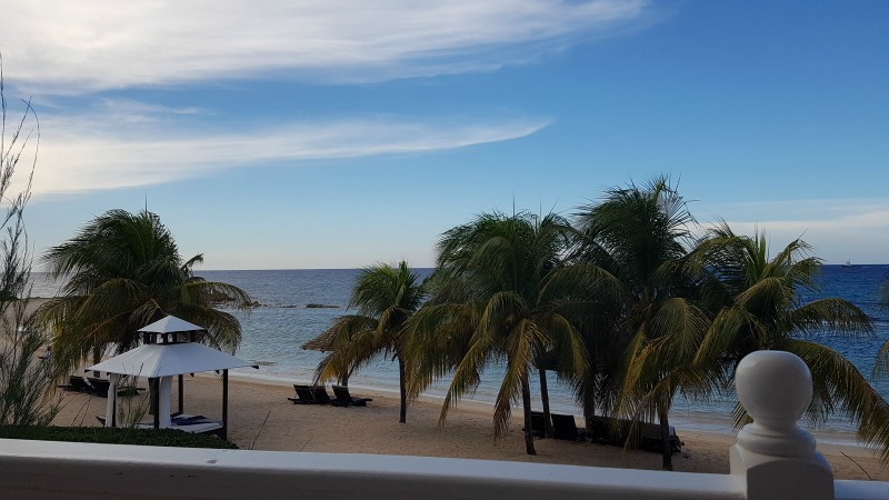 vista a la playa desde el balcón pueblo melia braco